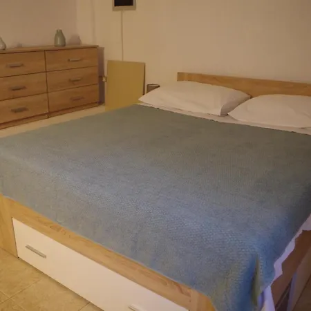 Robinson Ane Vikendica Gdinj